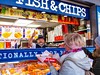 Londyn_Fisch_and_Chips_u_Tower_of_London_klienti_2_Radynacestu_foto_Pavel_Spurek.jpg